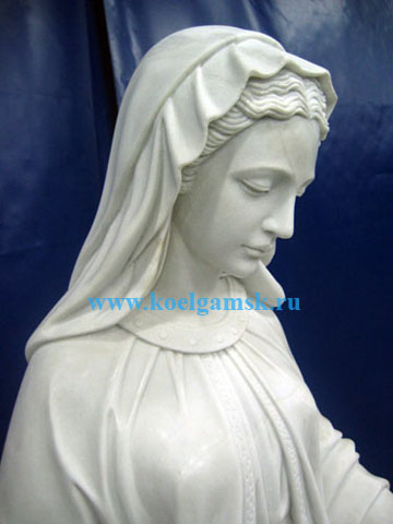 скульптура Девы Марии из камня